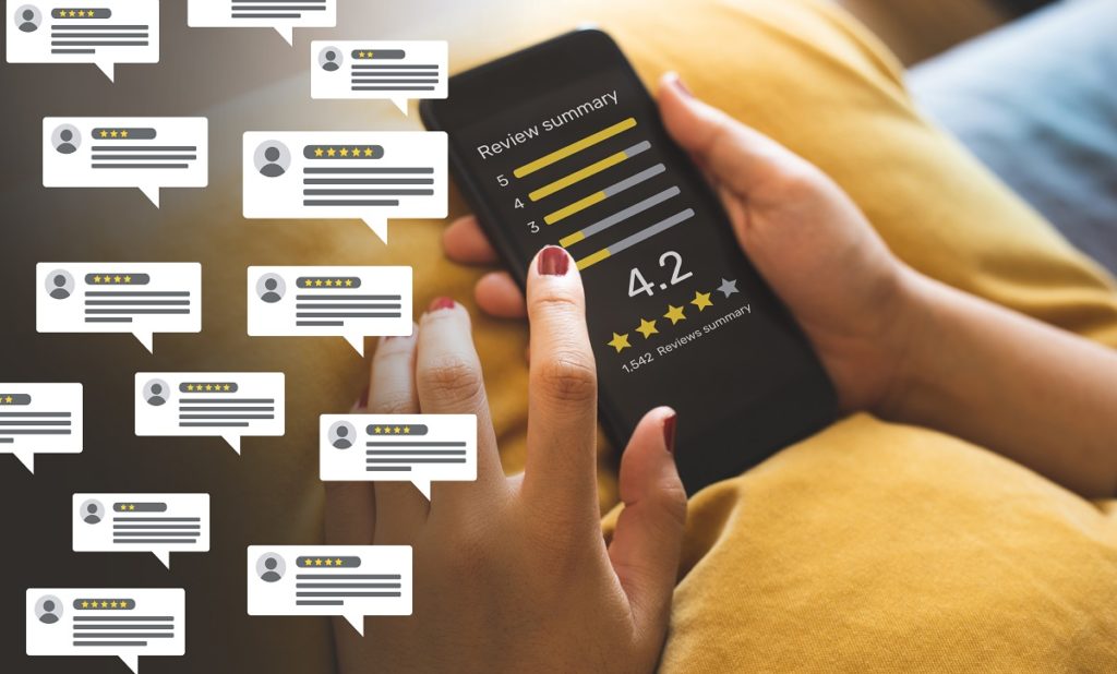 Consumer reviews concepts with bubble people review comments and smartphone. rating or feedback for evaluate.innovation lifestyle and simple marketing strategies